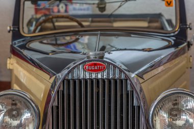 Bir klasik otomobil, Bugatti 57 Stelvio Caramulo araba Müzesi, Portekiz üzerinde sergide önden görünümü