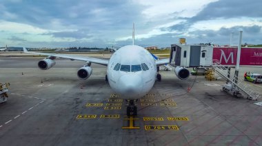 Lizbon havaalanında pist ve asansör ve havaalanı nın dış görünümü