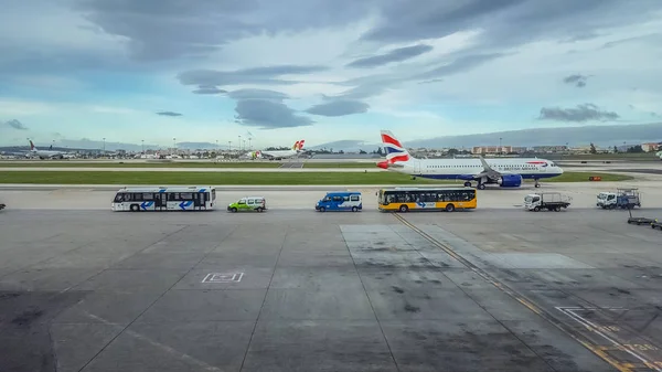 Külső kilátás a kifutópályára, a felvonó és a repülőgépek karbantartása a lisszaboni repülőtéren — Stock Fotó