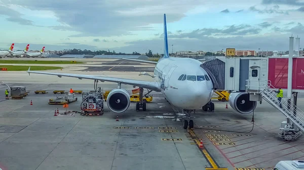 Külső kilátás a kifutópályára, a felvonó és a repülőgépek karbantartása a lisszaboni repülőtéren — Stock Fotó