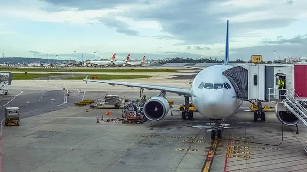 Widok z zewnątrz pasa startowego i podnoszenia i konserwacji samolotów na lotnisku w Lizbonie — Zdjęcie stockowe