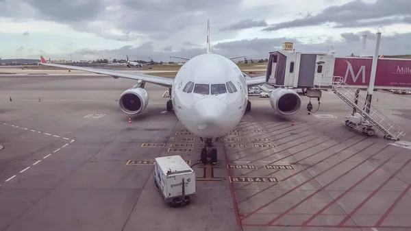 Вид на злітно-посадочну смугу та підйом і обслуговування повітряних суден в аеропорту Лісабона — стокове фото