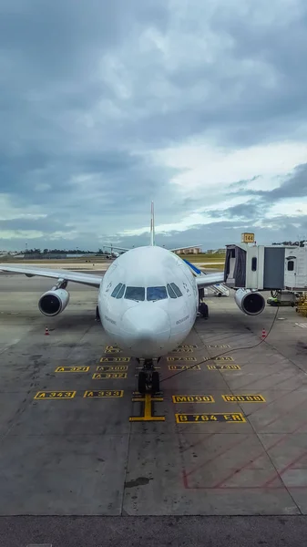 Vista exterior de la pista y ascensor y mantenimiento de aeronaves en el aeropuerto de Lisboa —  Fotos de Stock