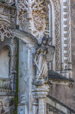 Bussaco Sarayı'ndaki bir heykelin detay görünümü, neogotik mimarinin inşası