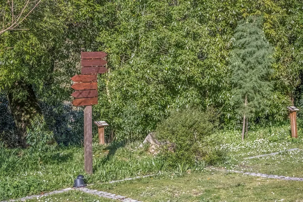 Vue du panneau d'information en bois avec plusieurs directions — Photo