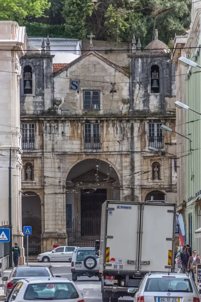 Vue de la façade extérieure de l'église de S. Pedro, rue avec personnes et voitures, à Coimbra, Portugal — Photo