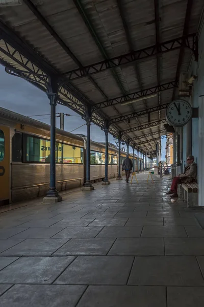 Vista del interior de la estación de tren en Coimbra, con personas, trenes y edificio — Foto de Stock