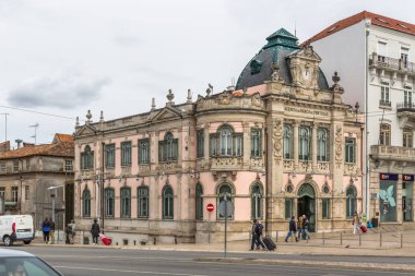 Coimbra'daki Portekiz halk bankası Banco de Portugal ile klasik bina görünümü
