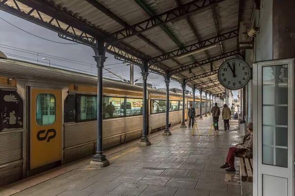 Vista del interior de la estación de tren en Coimbra, con personas, trenes y edificio — Foto de Stock