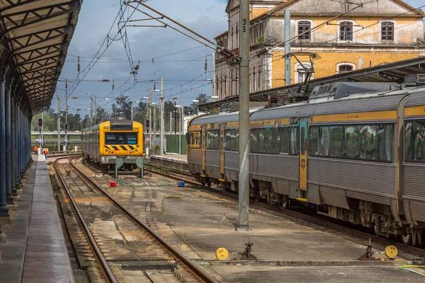 Utsikt över det inre av järnvägsstationen i Coimbra — Stockfoto