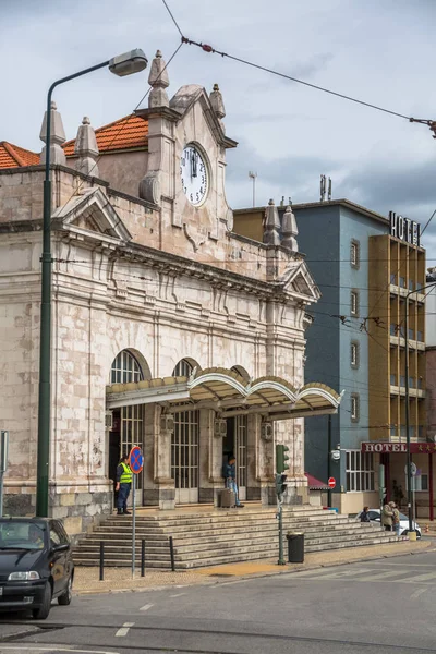 Pohled na vnější fasádu a hlavní vchod do vlakového nádraží v Coimbra — Stock fotografie