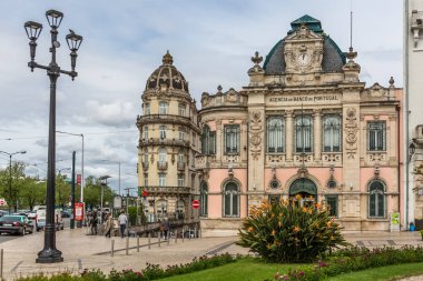 Coimbra'daki Portekiz halk bankası Banco de Portugal ile klasik bina görünümü