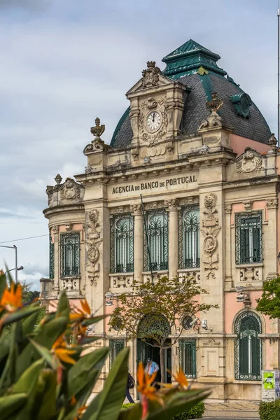 Pohled na klasickou budovu s bankou Banco de Portugal, portugalskou veřejnou bankou, v Coimbra — Stock fotografie