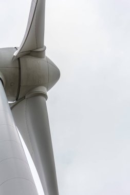 Rüzgar türbinlerinin ayrıntılı yakın çekim görünümü