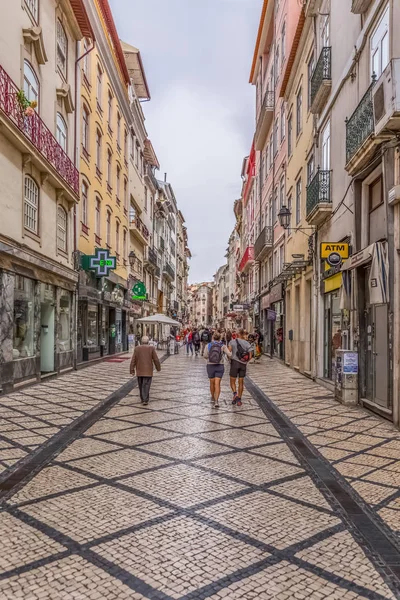 Pohled na ulici Ferreira Borges, centrum města v Coimbra, osoby a klasické budovy — Stock fotografie