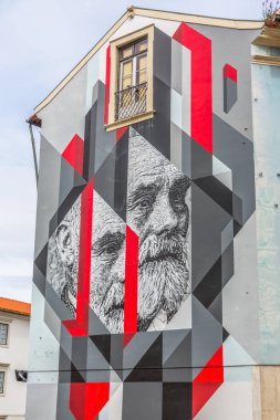 Sokak sanatının görünümü, modern resim, insan yüzü ve duvara etkileri ile, Coimbra bina, Portekiz