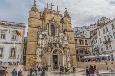 Santa Cruz Manastırı ön cephe görünümü, romanesk ve gotik tarzı, sokakta turistler ile , Coimbra ulusal anıt, Portekiz
