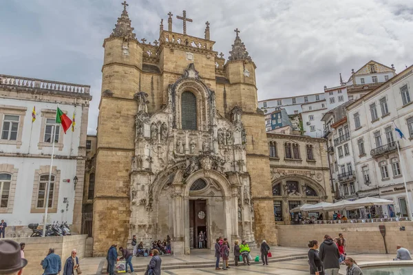 Vista da fachada da frente do Mosteiro de Santa Cruz, estilo romântico e gótico, com turistas na rua, um Monumento Nacional em Coimbra, Portugal — Fotografia de Stock