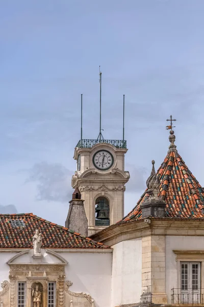 Veduta della torre dell'Università di Coimbra, struttura architettonica classica con muratore e altri edifici classici intorno, in Portogallo — Foto Stock