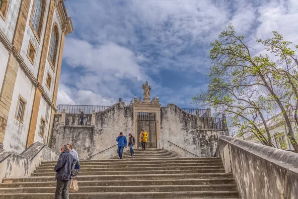 Vista della scalinata di Minerva, dà accesso alla piazza dell'Università di Coimbra, persone turisti in scena, a Coimbra, Portogallo — Foto Stock