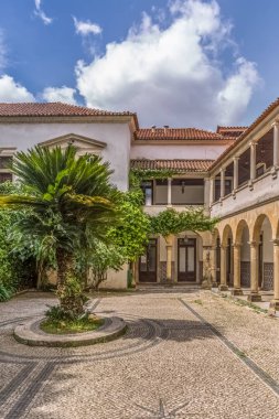 Coimbra Üniversitesi'nin iç görünümü , hukuk bölümü binası, Melos Sarayı, bahçe ve yerel manastır ile