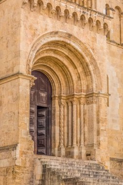 Coimbra Katedrali gotik binasının ön kapısının detaylı görünümü