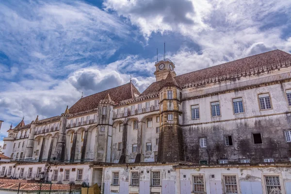 Veduta posteriore dell'edificio del Palazzo Reale "Paco real" con torri, torre dell'orologio dell'Università di Coimbra sullo sfondo, Portogallo — Foto Stock