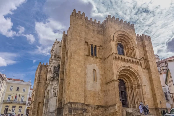 Vista de la fachada frontal del edificio gótico de la Catedral de Coimbra, la ciudad de Coimbra y el cielo como fondo — Foto de Stock