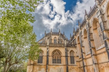 Batalha Manastırı'nın süslü Gotik dış cephesinin görünümü, Mosteiro da Batalha