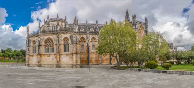 Batalha Manastırı'nın süslü Gotik dış cephesinin görünümü, Mosteiro da Batalha