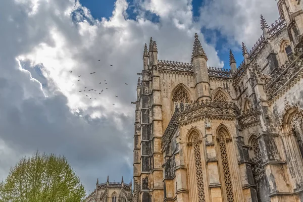 Veduta della facciata esterna gotica ornata del Monastero di Batalha, Mosteiro da Batalha — Foto Stock