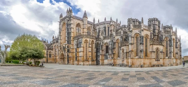 Vista da fachada exterior gótica ornamentada do Mosteiro da Batalha — Fotografia de Stock