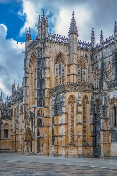 Vista detallada de la fachada exterior gótica ornamentada del monasterio de Batalha, Mosteiro da Batalha — Foto de Stock