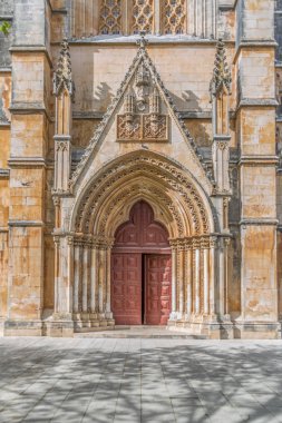 Batalha Manastırı'nın süslü Gotik dış cephesinin ön kapı ve kapısında detay görünümü, Mosteiro da Batalha, kelimenin tam anlamıyla Savaş Manastırı, Leiria bir Dominik manastır,