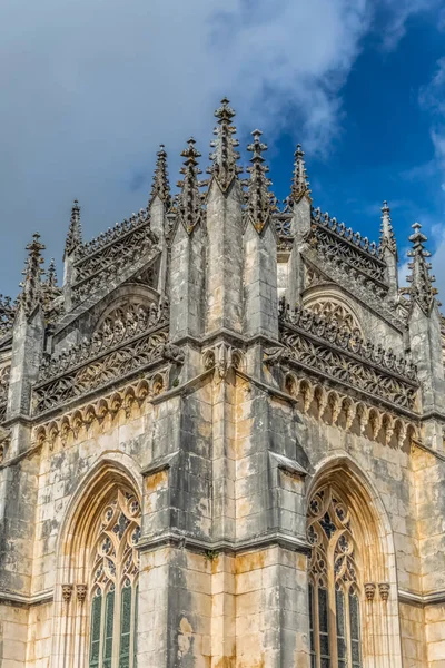 Detailní pohled na zdobený gotický exteriér kláštera Batalha, Mosteiro da Batalha, doslova klášter bitvy, je dominikánský klášter v Leiria, Portugalsko — Stock fotografie