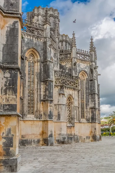 Dettaglio veduta dell'ornata facciata esterna gotica del Monastero di Batalha, Mosteiro da Batalha, letteralmente il Monastero della Battaglia, è un convento domenicano, a Leiria, Portogallo — Foto Stock