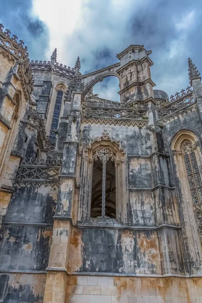 Dettaglio veduta dell'ornata facciata esterna gotica del Monastero di Batalha, Mosteiro da Batalha, letteralmente il Monastero della Battaglia, è un convento domenicano, a Leiria, Portogallo — Foto Stock