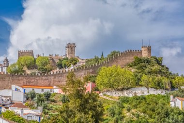 Portekiz dilinde mimari binaları ve bulutlu gökyüzü ile Portekiz 'deki? bidos kalesi ve Luso Roma kalesi manzarası