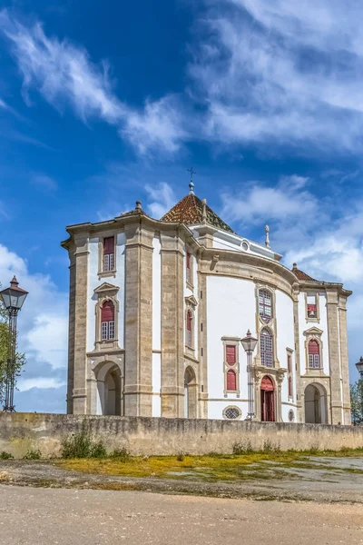 Pełny panoramiczny widok klasycznego barokowego budynku, Lord Jesus Da Pedra Sanctuary, katolicki budynek religijny w Obidos, Portugalia — Zdjęcie stockowe