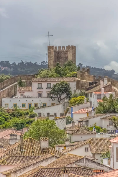 Beskåda av fästningen och det romerska slottet för Luso av Obidos, med byggnader av portugisisk vernacular arkitektur och Sky med moln, i Portugal — Stockfoto