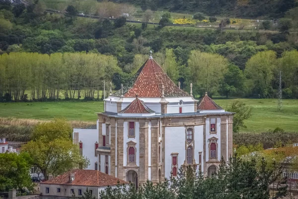 Celý panoramatický pohled na klasickou barokní budovu, lorda Ježíše da Pedra svatyně, katolická náboženská budova v Obidos — Stock fotografie