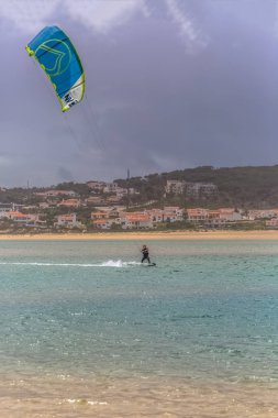 Obidos lagün, Foz do Arelho, Portekiz de ekstrem spor kiteboard pratik profesyonel bir sporcu görünümü
