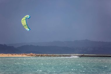Obidos lagün, Foz do Arelho, Portekiz de ekstrem spor kiteboard pratik profesyonel bir sporcu görünümü
