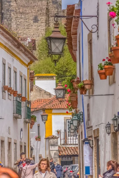Uitzicht op een Portugese volkstaal gebouwen op middeleeuws dorp binnen het fort en het kasteel van Obidos — Stockfoto