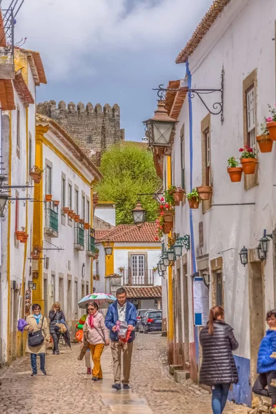 Pohled na portugalskou ulici na portugalské středověké vesnici uvnitř pevnosti a Luso římský hrad Obidos — Stock fotografie