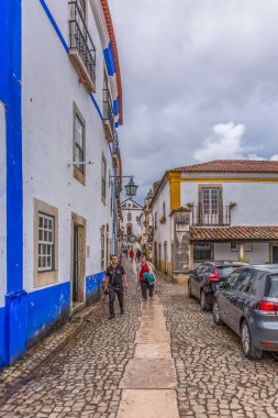 Kale ve Luso Roma Kalesi Obidos içinde Portekizortaçağ köyü üzerinde Portekizce sokak görünümü