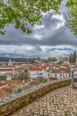 Portekiz'de portekiz'de, Portekiz'de yerel mimari ve bulutlarla gökyüzü binaları ile turistik monocle kale ve Obidos Luso Roma kalesi görünümü
