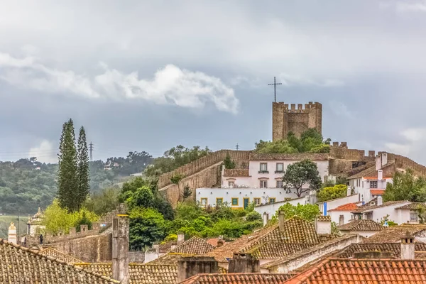 Portekiz'de Portekiz'de, Portekiz yerel mimarisi ve bulutlarla gökyüzü binaları ile Obidos kale ve Luso Roma kalesi görünümü