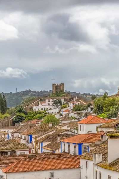 Beskåda av fästningen och det romerska slottet för Luso av Obidos, med byggnader av portugisisk vernacular arkitektur och Sky med moln, i Portugal — Stockfoto