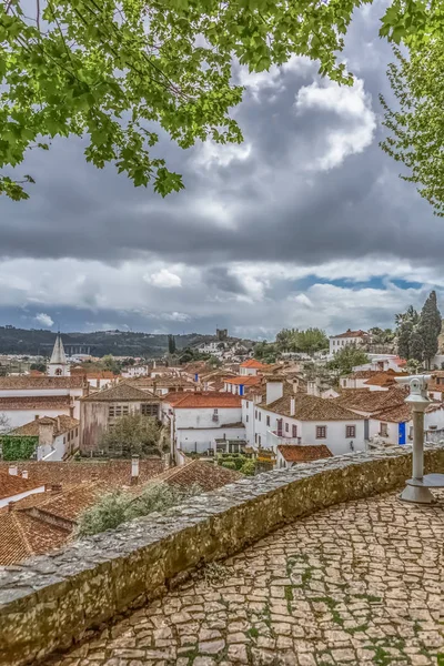 Portekiz'de portekiz'de, Portekiz'de yerel mimari ve bulutlarla gökyüzü binaları ile turistik monocle kale ve Obidos Luso Roma kalesi görünümü